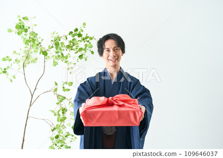 拿著禮品盒的男人 109646037