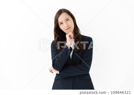 擔心的女士生意 109646321