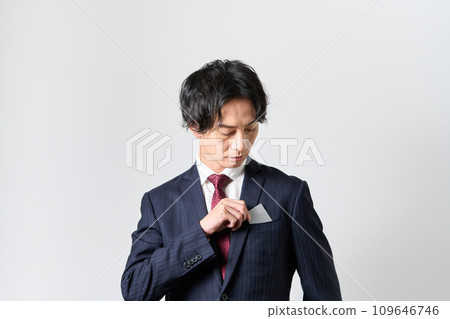 一名男子從胸前口袋掏出一張信用卡 一名男子從胸前口袋掏出一張信用卡 109646746