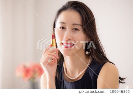 Portrait of a woman, woman applying makeup 109646865
