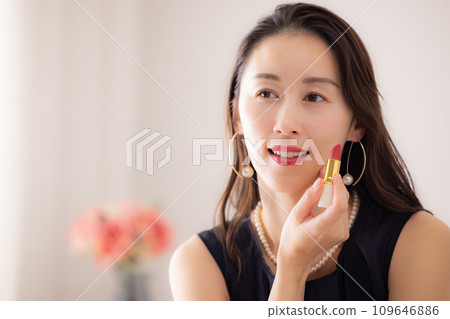 Portrait of a woman, woman applying makeup 109646886