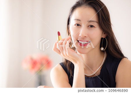 一個女人的肖像，一個化妝的女人 109646890