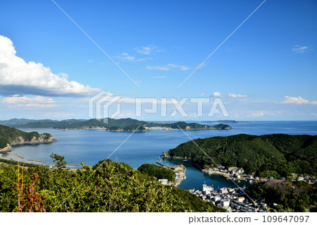 View of Aigaura fishing port and Katsurashima from Mt. Aiga Asama [Aigaura, Minamiise Town, Watarai District, Mie Prefecture] 109647097
