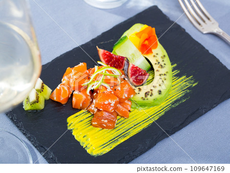 Tuna tartar with avocado and spicy sauce Tuna tartar with avocado and spicy sauce 109647169