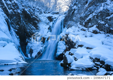 雪中的秋保大瀧瀑布 109647171