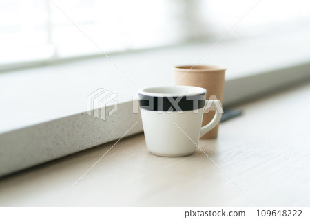 coffee cup on the table 109648222