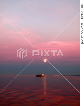 月夜下波羅的海寂靜的夜景 月夜下波羅的海寂靜的夜景 109648306