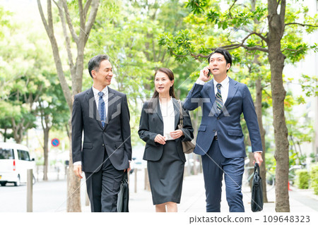 商務人士行走的男人和女人 109648323