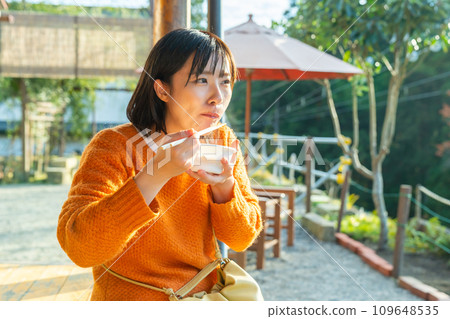 Woman eating fish, woman traveling in autumn Woman eating fish, woman traveling in autumn 109648535