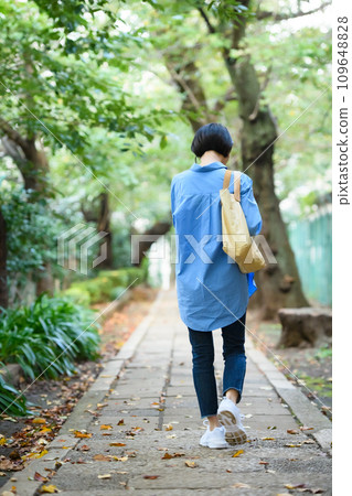 孤獨的回家路,中年婦女 孤獨的回家路,中年婦女 109648828