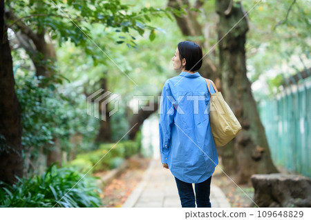 孤獨的回家路,中年婦女 孤獨的回家路,中年婦女 109648829