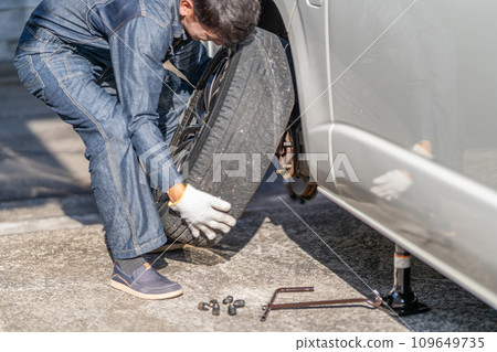 Tire replacement Jack up Remove summer tires Replacement work Mechanic 109649735