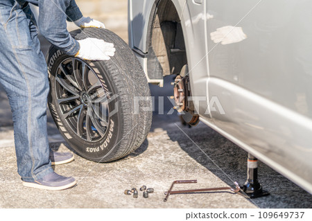 Tire replacement Jack up Remove summer tires Replacement work Mechanic 109649737