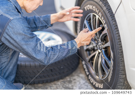 Check tire air pressure, daily inspection, tire replacement, replace by yourself, bare hands 109649743