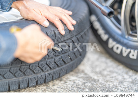 Tire exchange, studless tires, removing pebbles from the grooves 109649744