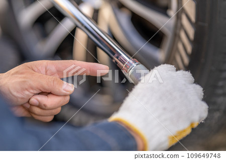 輪胎更換 扭力扳手 螺帽鎖緊狀態 規定扭力確認 鋁製車輪 輪胎更換 扭力扳手 螺帽鎖緊狀態 規定扭力確認 鋁製車輪 109649748