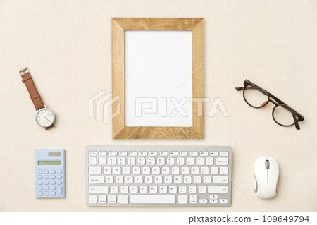 Message board on the desk, overhead view 109649794