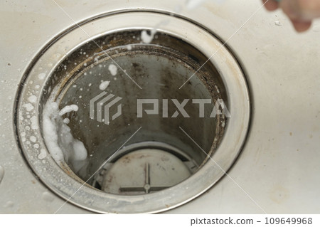Dirty drain outlet Spray detergent foam Dirty drain outlet Spray detergent foam 109649968