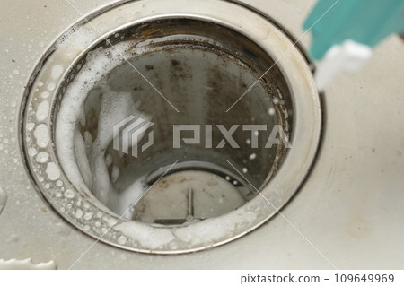 髒排水口 噴灑清潔劑泡沫 109649969