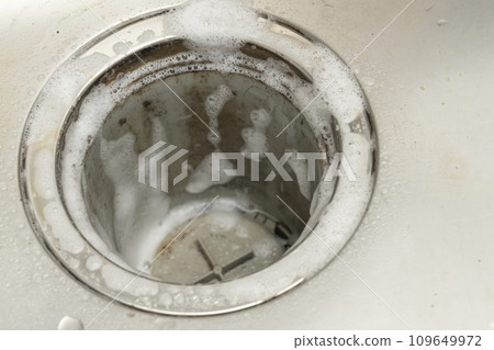 Dirty drain outlet Spray detergent foam Dirty drain outlet Spray detergent foam 109649972