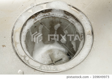 髒排水口 噴灑清潔劑泡沫 109649973