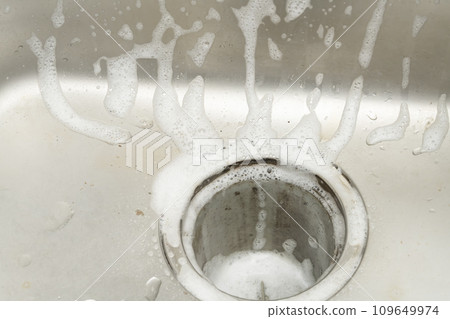 髒排水口 噴灑清潔劑泡沫 109649974