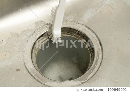 骯髒的排水溝：用刷子和洗滌器擦洗 109649991