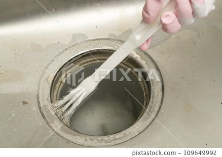 骯髒的排水溝:用刷子和洗滌器擦洗 骯髒的排水溝:用刷子和洗滌器擦洗 109649992