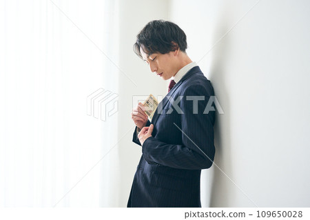 一個人把一捆放在口袋裡 109650028