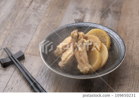 Stewed chicken wings and radish Stewed chicken wings and radish 109650231
