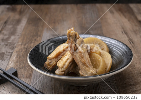 Stewed chicken wings and radish Stewed chicken wings and radish 109650232
