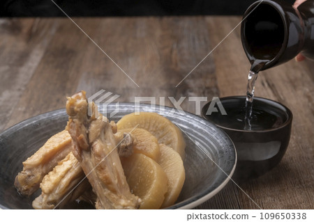 Boiled chicken wings and radish Sake Sake Pour Boiled chicken wings and radish Sake Sake Pour 109650338