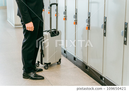 商人將行李寄存在車站或商業設施的投幣式儲物櫃中(海外旅行、隨身攜帶的包包、櫃子) 商人將行李寄存在車站或商業設施的投幣式儲物櫃中(海外旅行、隨身攜帶的包包、櫃子) 109650421