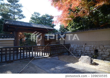 Autumn Daitokuji Temple, Ryukouin Sanmon, Murasakino, Kita Ward, Kyoto City Autumn Daitokuji Temple, Ryukouin Sanmon, Murasakino, Kita Ward, Kyoto City 109650595