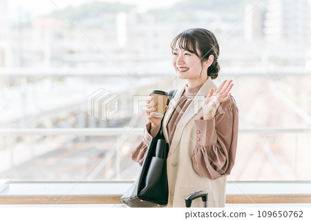 A businesswoman meeting for a date while drinking coffee at a station or public facility A businesswoman meeting for a date while drinking coffee at a station or public facility 109650762
