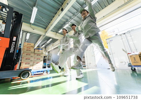 A dynamic logistics staff team A dynamic logistics staff team 109651738