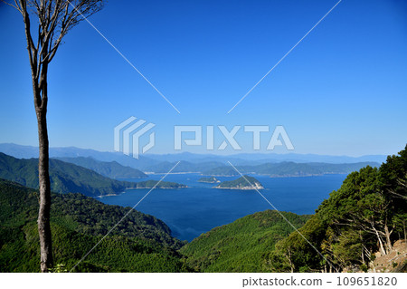 從山頂眺望尾鷲灣漂浮的百百津島和撒哈拉島【三重縣尾鷲市】 109651820