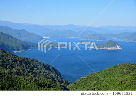 View of Momozu Island and Sahara Island floating in Owase Bay from the summit [Owase City, Mie Prefecture] 109651821