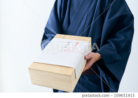 一名男子提供年中禮物 一名男子提供年中禮物 109651915