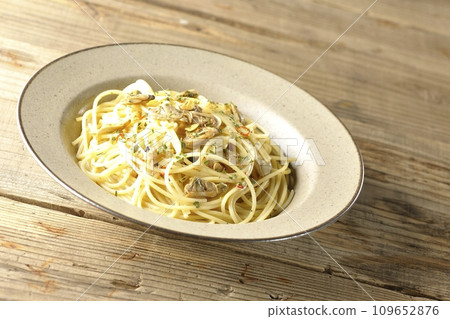 Vongole Bianco 配有大量蛤蜊、紅辣椒、義大利歐芹和大蒜片。 109652876