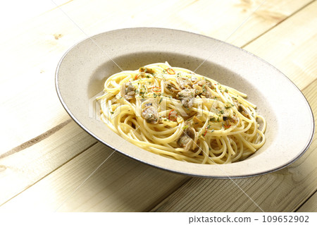 Vongole Bianco with lots of clams, red chili peppers, Italian parsley, and garlic chips. Vongole Bianco with lots of clams, red chili peppers, Italian parsley, and garlic chips. 109652902