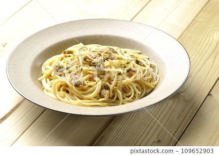 Vongole Bianco 配有大量蛤蜊、紅辣椒、義大利歐芹和大蒜片。 109652903