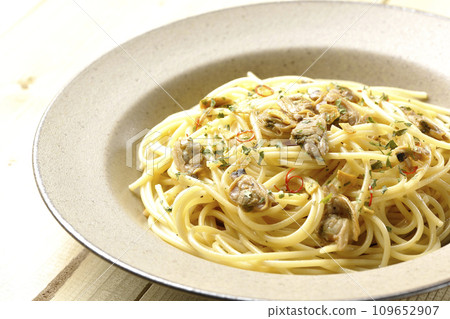 Vongole Bianco 配有大量蛤蜊、紅辣椒、義大利歐芹和大蒜片。 Vongole Bianco 配有大量蛤蜊、紅辣椒、義大利歐芹和大蒜片。 109652907