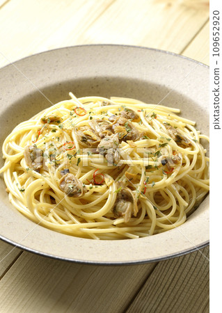 Vongole Bianco 配有大量蛤蜊、紅辣椒、義大利歐芹和大蒜片。 109652920