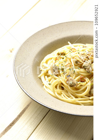 Vongole Bianco 配有大量蛤蜊、紅辣椒、義大利歐芹和大蒜片。 109652921