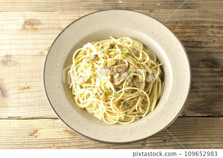Vongole Bianco 的俯視鏡頭,裡面有許多蛤蜊、紅辣椒、義大利歐芹和大蒜片 Vongole Bianco 的俯視鏡頭,裡面有許多蛤蜊、紅辣椒、義大利歐芹和大蒜片 109652983
