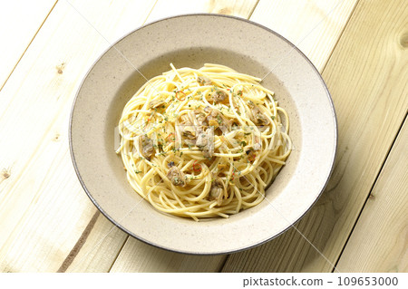 Vongole Bianco 的俯視鏡頭,裡面有許多蛤蜊、紅辣椒、義大利歐芹和大蒜片 Vongole Bianco 的俯視鏡頭,裡面有許多蛤蜊、紅辣椒、義大利歐芹和大蒜片 109653000