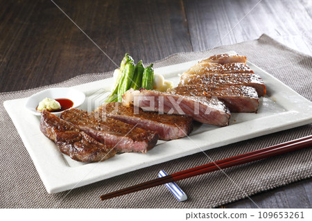 Steak cut to eat with chopsticks Steak cut to eat with chopsticks 109653261