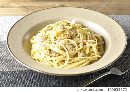 Vongole Bianco 配有大量蛤蜊、紅辣椒、義大利歐芹和大蒜片。 109653273