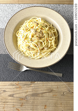 Vongole Bianco 配有大量蛤蜊、紅辣椒、義大利歐芹和大蒜片。 109653289